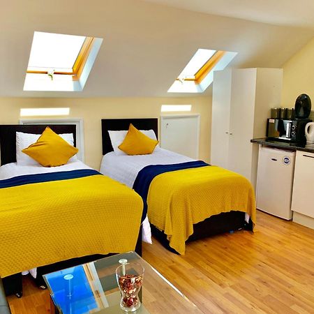 London Studio Apartments, Private Bathroom, Kitchenette, Parking, Np7 Exterior foto