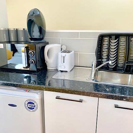 London Studio Apartments, Private Bathroom, Kitchenette, Parking, Np7 Exterior foto
