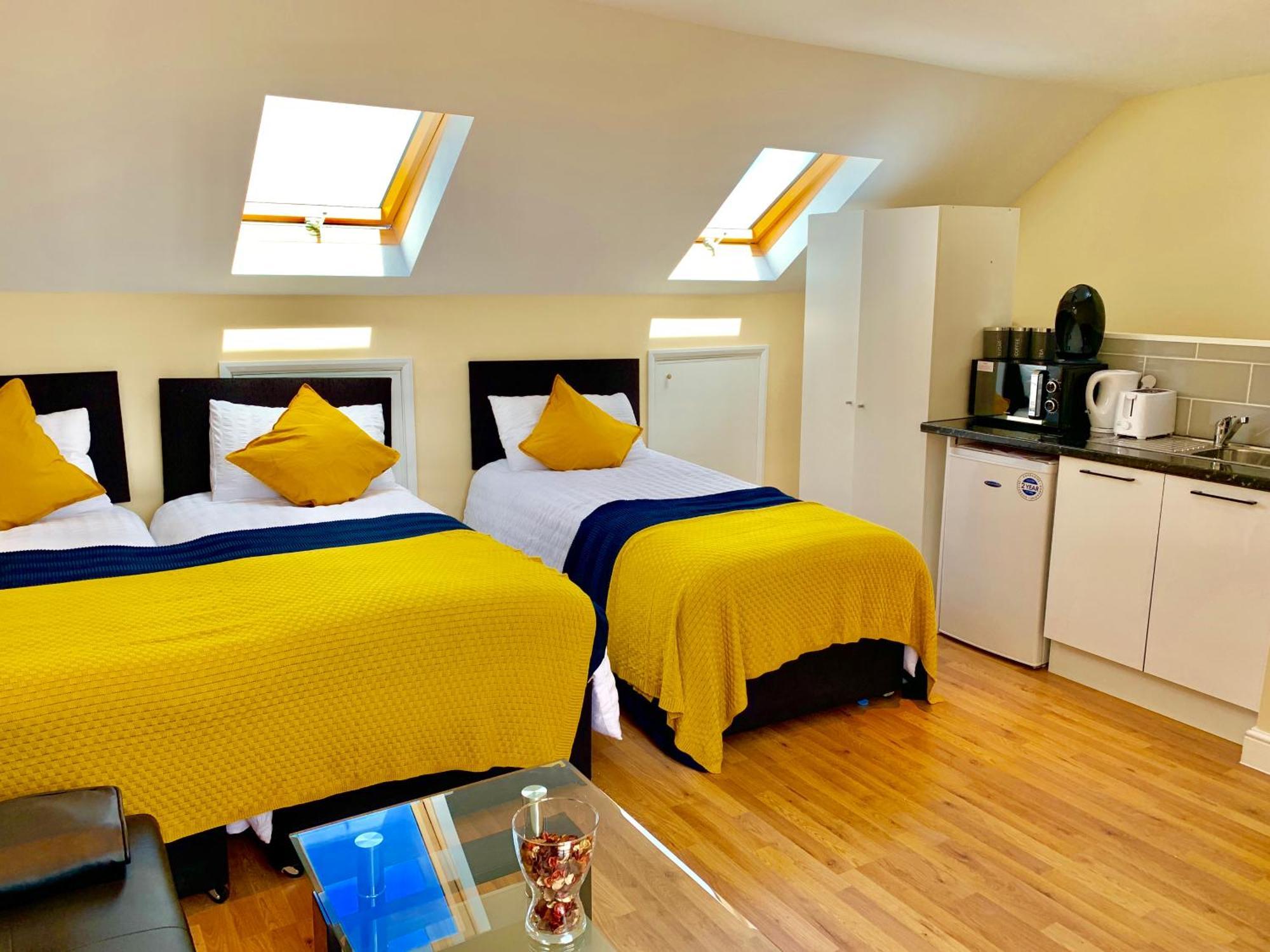 London Studio Apartments, Private Bathroom, Kitchenette, Parking, Np7 Exterior foto