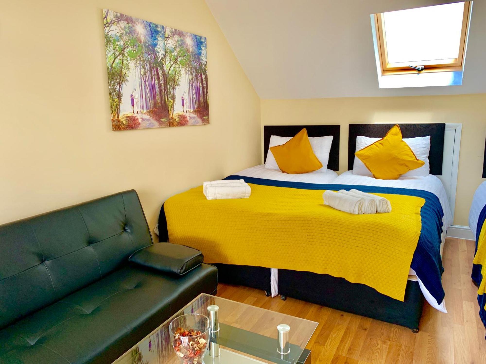 London Studio Apartments, Private Bathroom, Kitchenette, Parking, Np7 Exterior foto