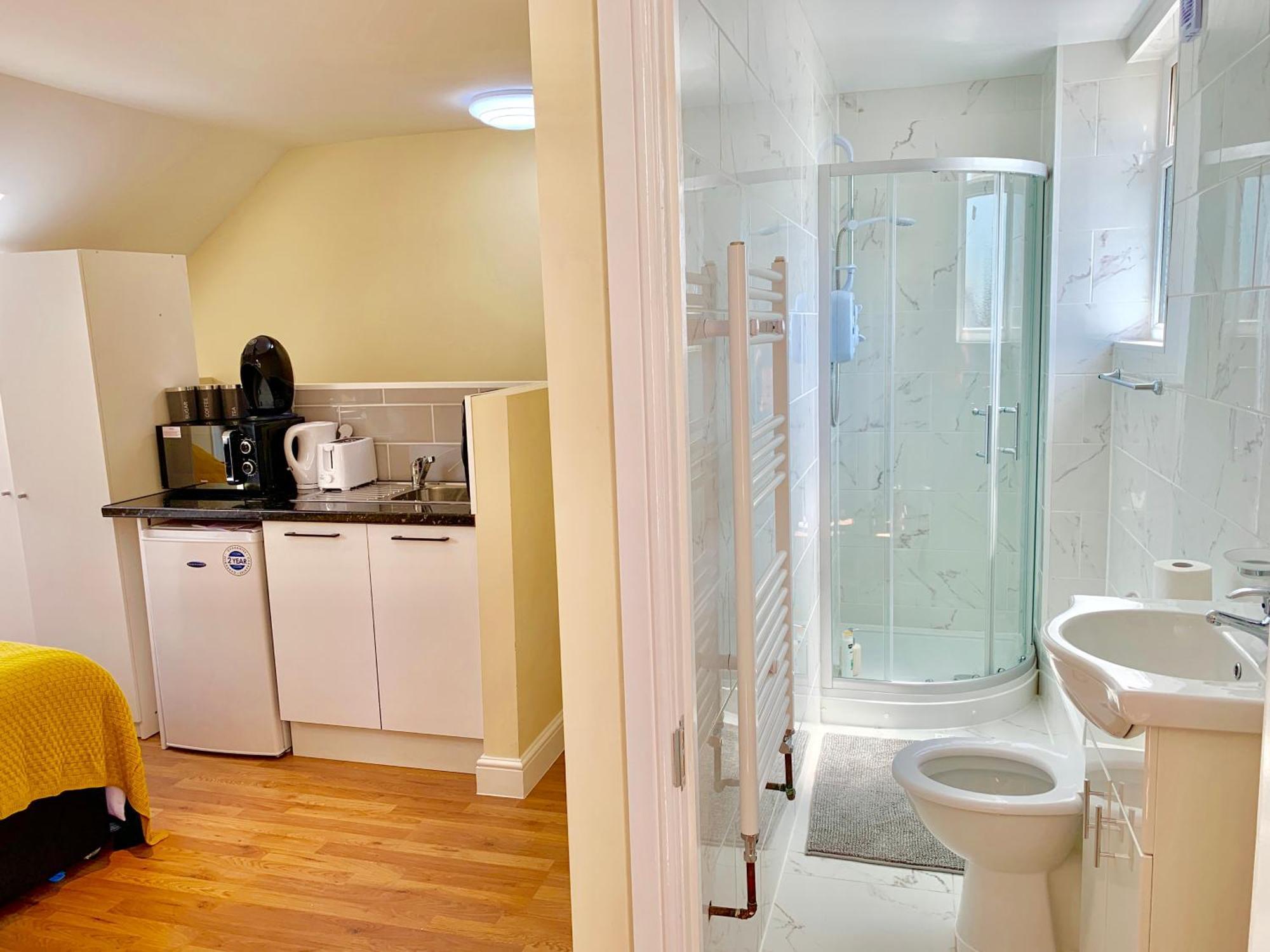 London Studio Apartments, Private Bathroom, Kitchenette, Parking, Np7 Exterior foto