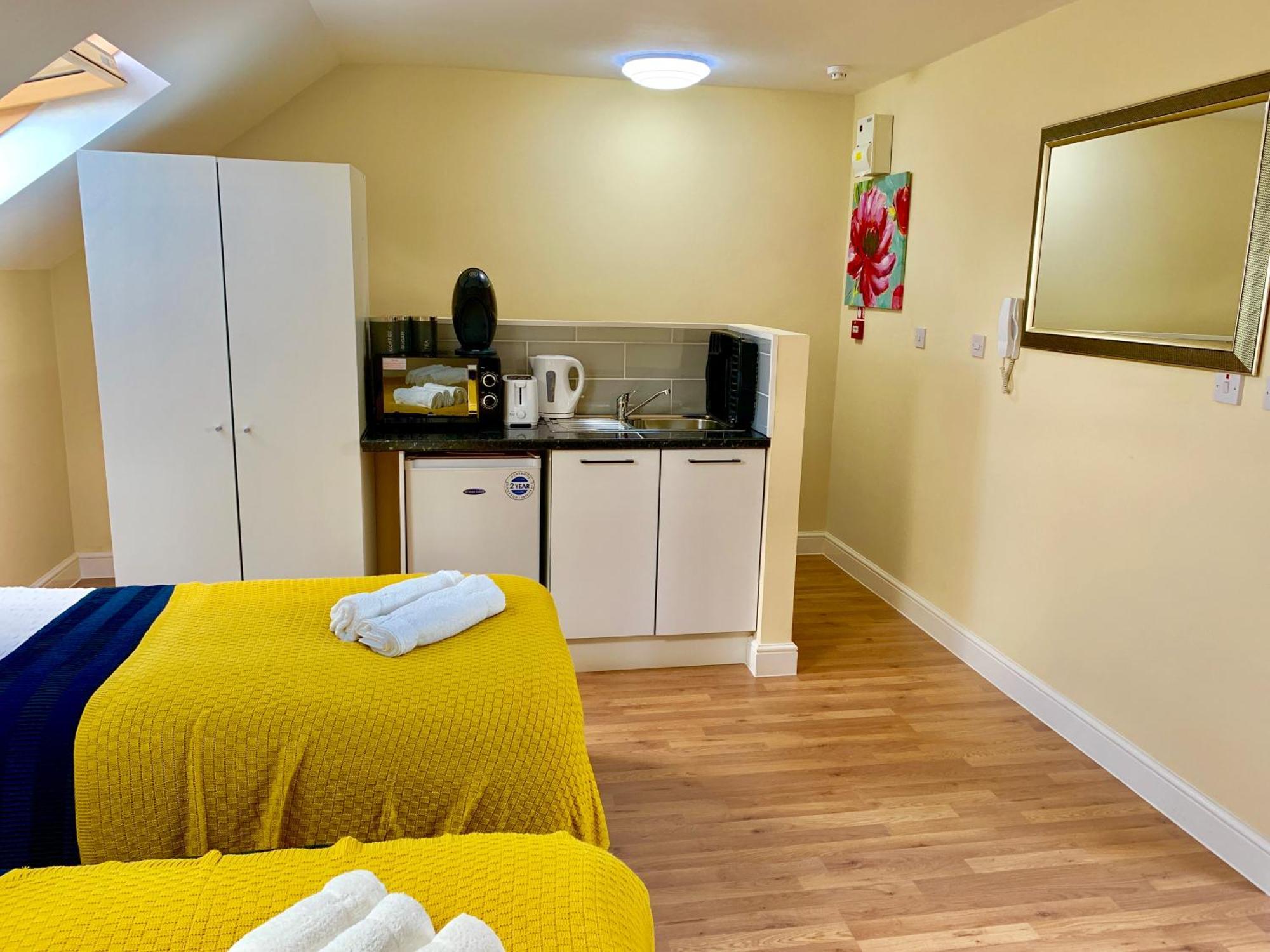 London Studio Apartments, Private Bathroom, Kitchenette, Parking, Np7 Exterior foto