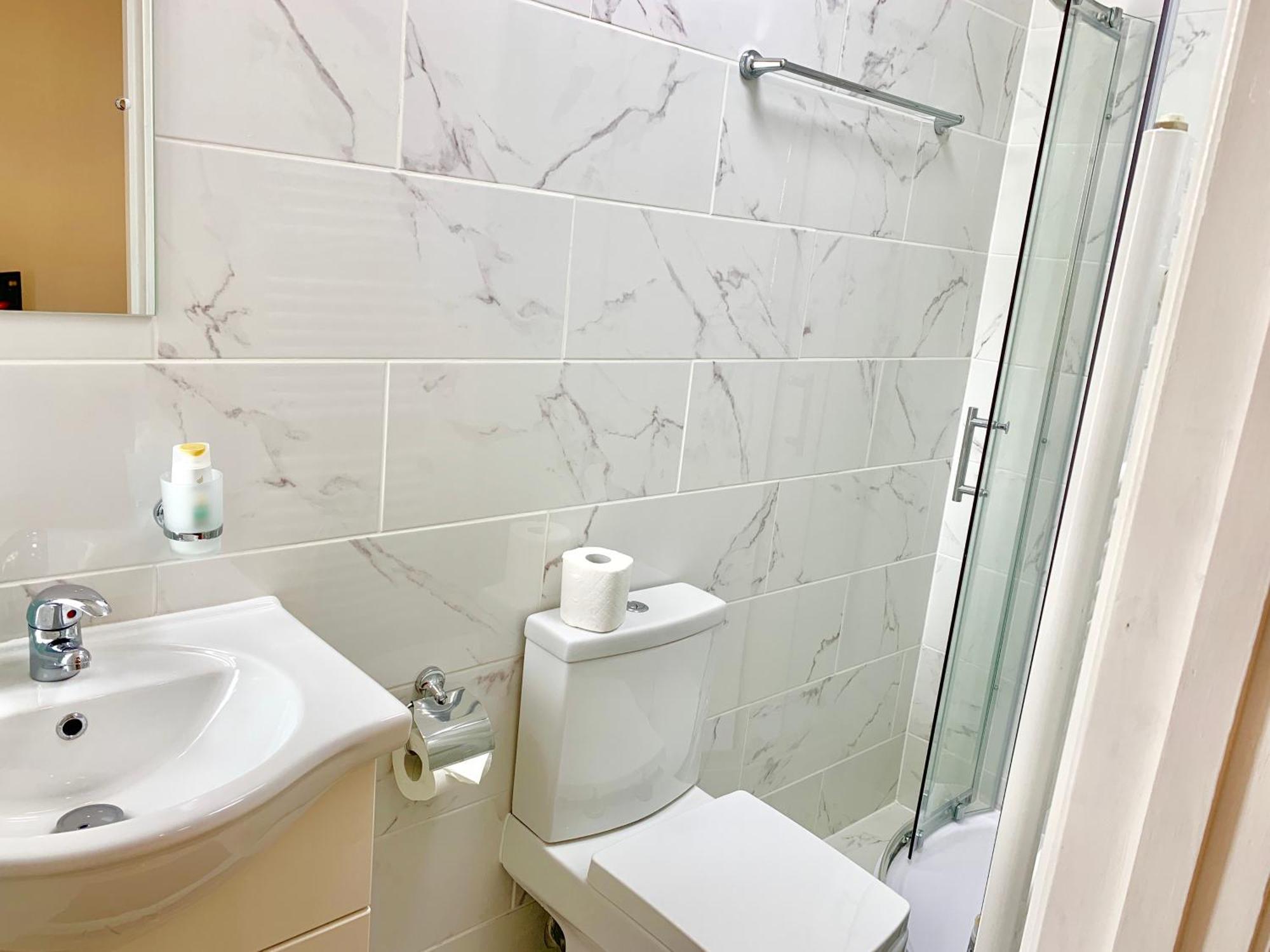 London Studio Apartments, Private Bathroom, Kitchenette, Parking, Np7 Exterior foto